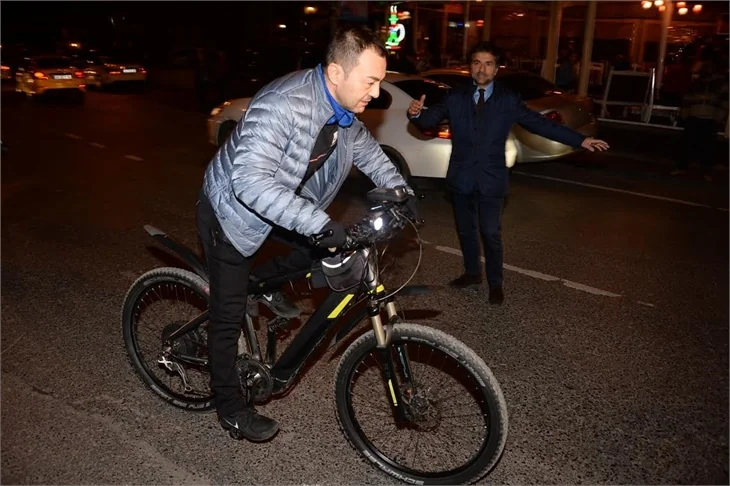 Serdar Ortaç: Millet Ferrari'ye biner, ben bisiklete...