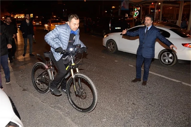 Serdar Ortaç: Millet Ferrari'ye biner, ben bisiklete...