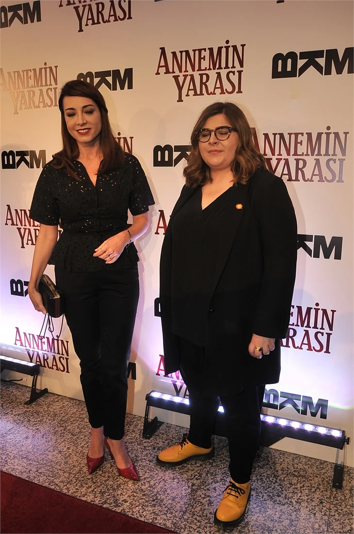'Annemin Yarası' filminin galasına ünlü akını!