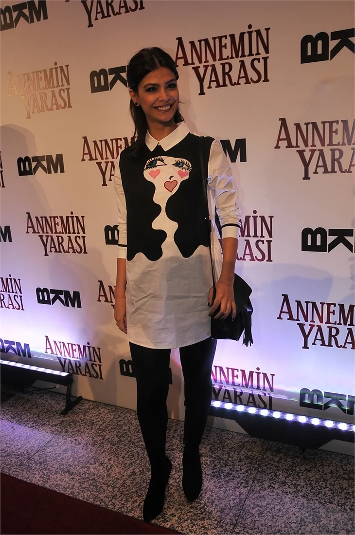 'Annemin Yarası' filminin galasına ünlü akını!