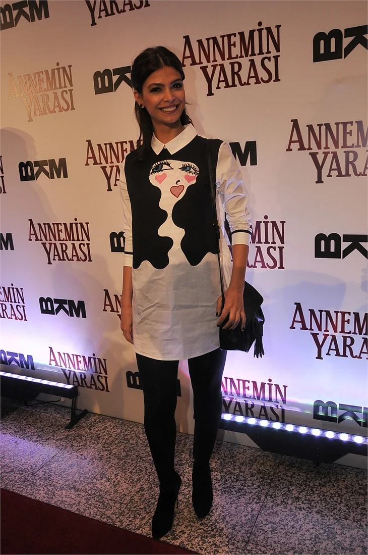 'Annemin Yarası' filminin galasına ünlü akını!