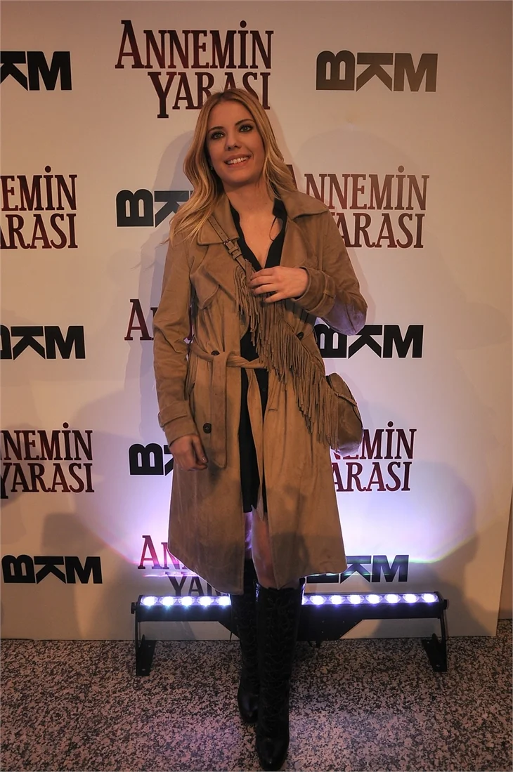 'Annemin Yarası' filminin galasına ünlü akını!