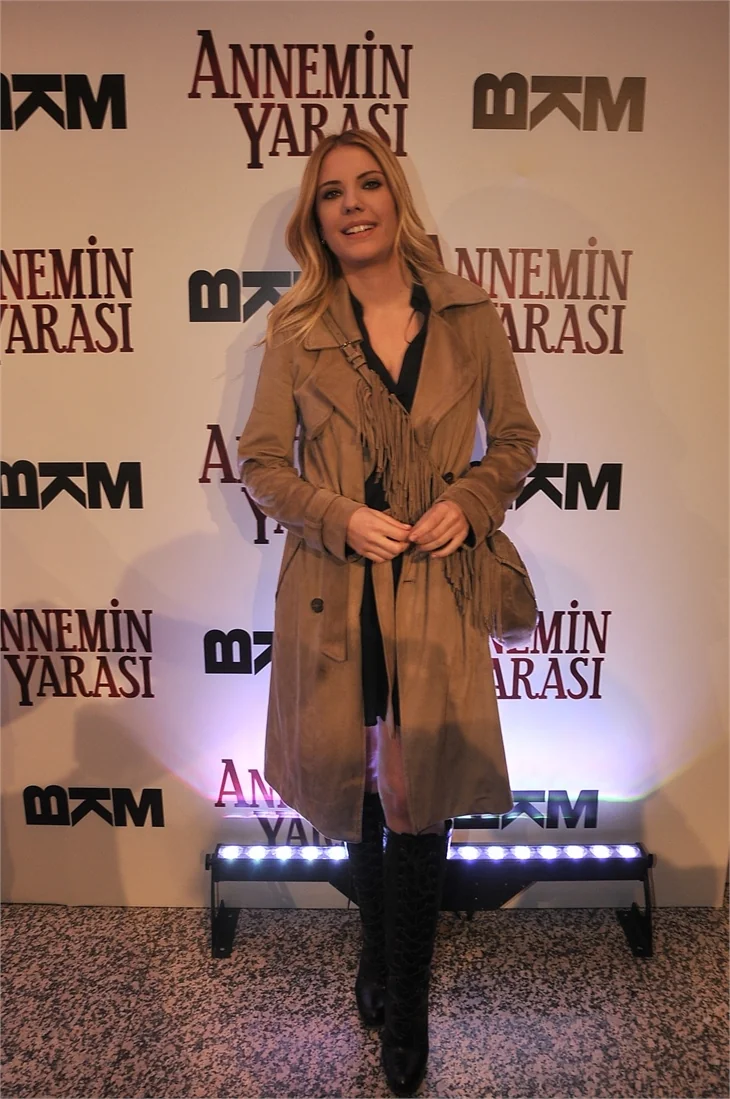 'Annemin Yarası' filminin galasına ünlü akını!