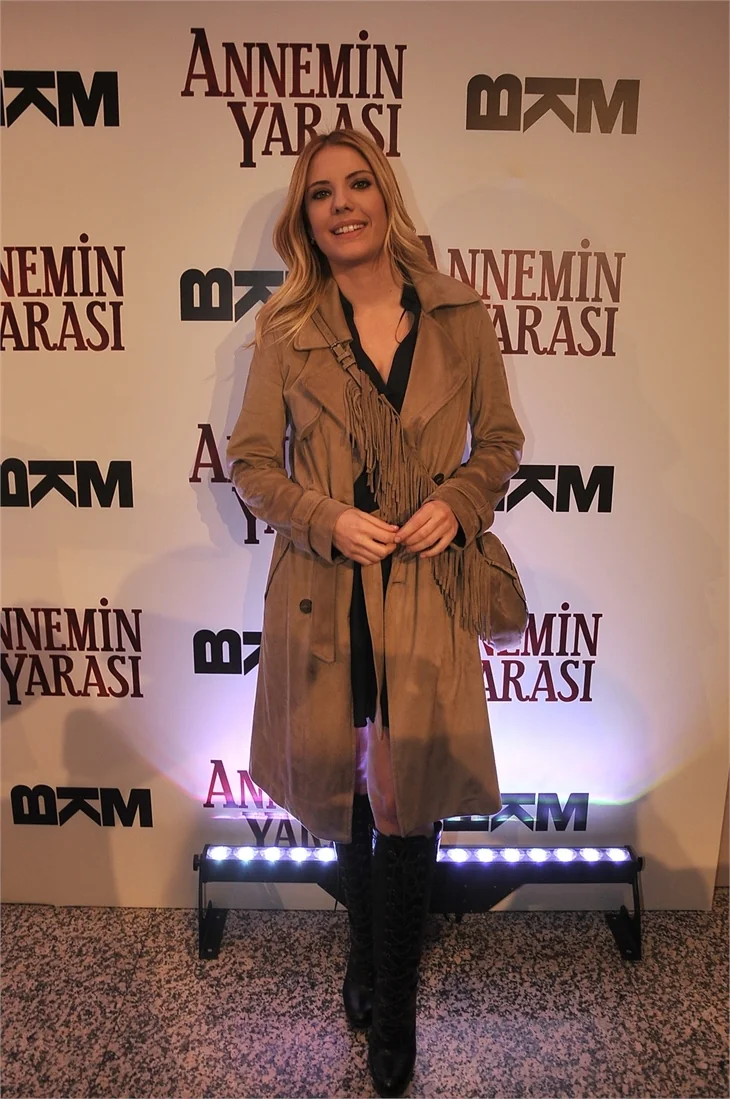 'Annemin Yarası' filminin galasına ünlü akını!