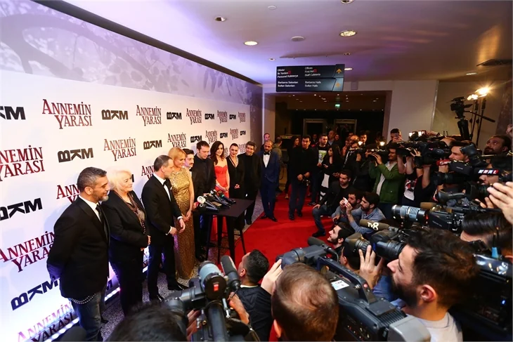 'Annemin Yarası' filminin galasına ünlü akını!