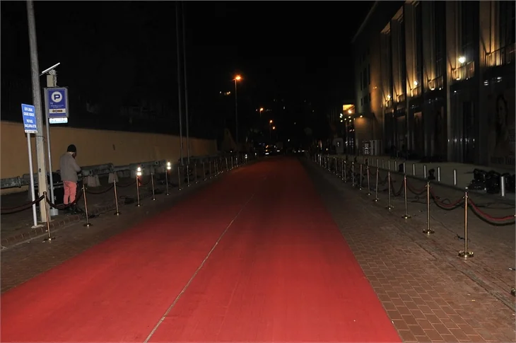 'Annemin Yarası' filminin galasına ünlü akını!