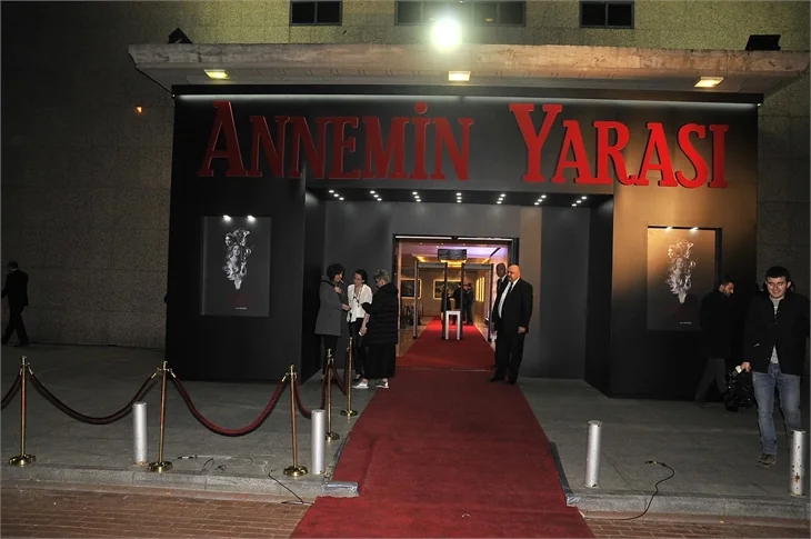 'Annemin Yarası' filminin galasına ünlü akını!