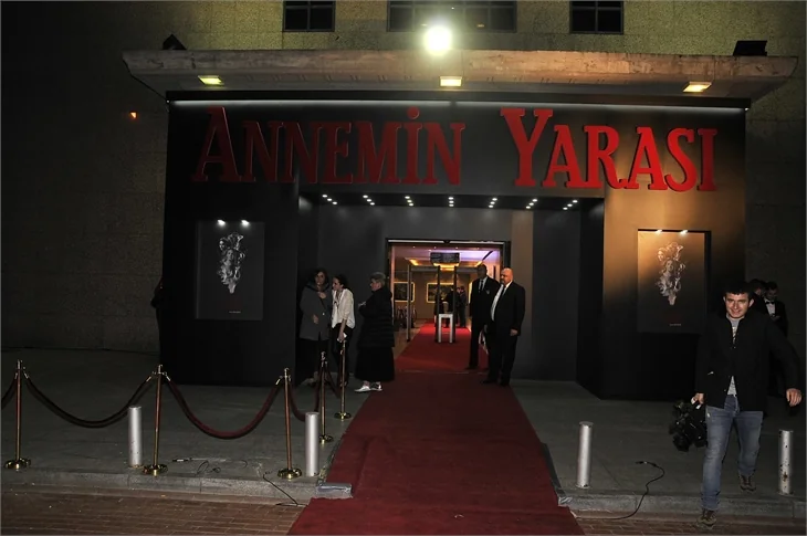 'Annemin Yarası' filminin galasına ünlü akını!