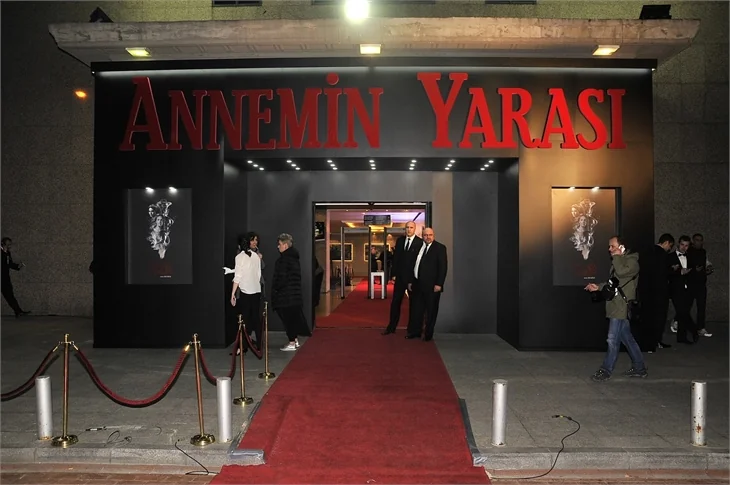 'Annemin Yarası' filminin galasına ünlü akını!