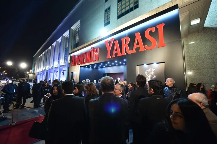 'Annemin Yarası' filminin galasına ünlü akını!