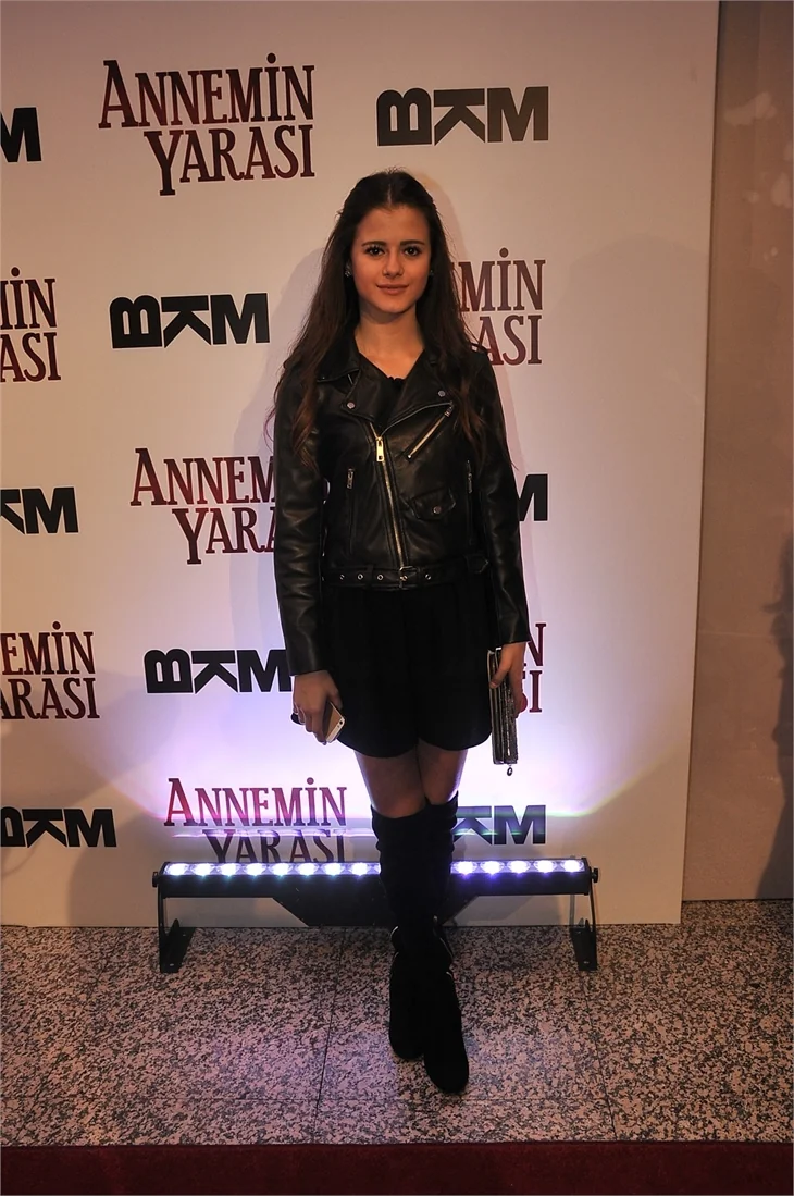 'Annemin Yarası' filminin galasına ünlü akını!