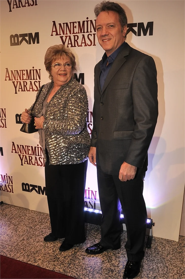 'Annemin Yarası' filminin galasına ünlü akını!