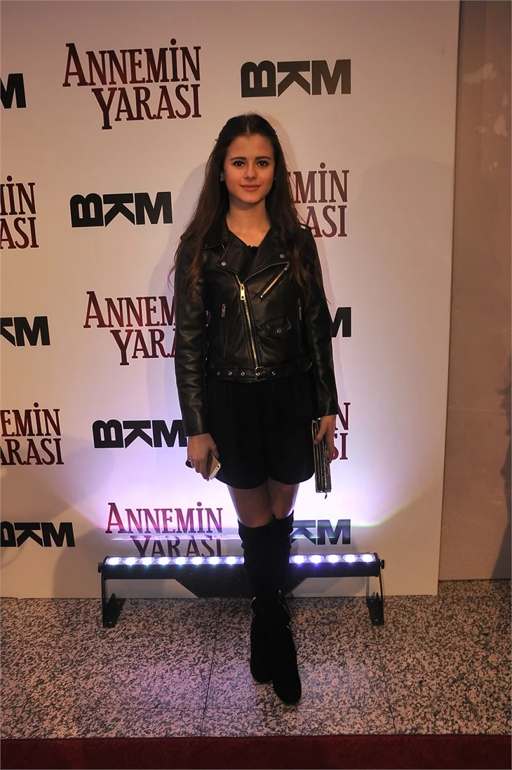 'Annemin Yarası' filminin galasına ünlü akını!