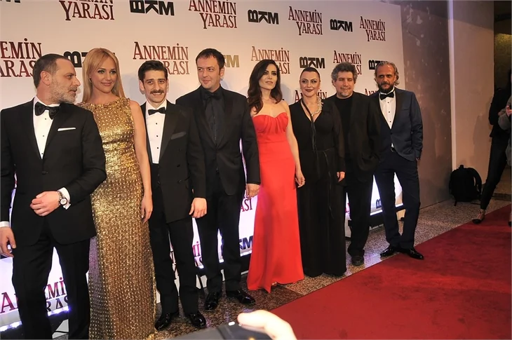 'Annemin Yarası' filminin galasına ünlü akını!