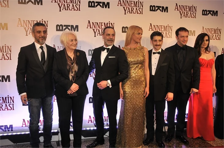 'Annemin Yarası' filminin galasına ünlü akını!