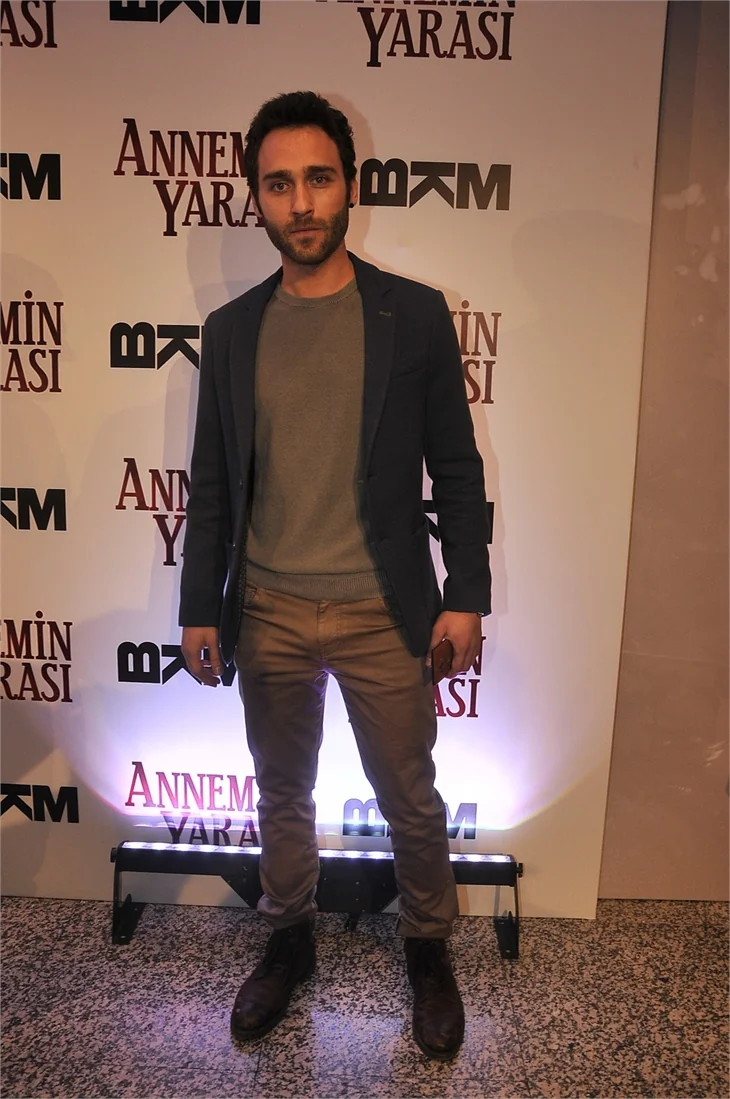 'Annemin Yarası' filminin galasına ünlü akını!