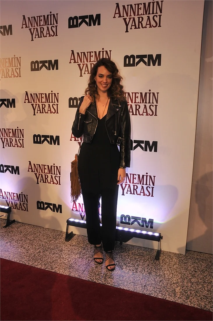'Annemin Yarası' filminin galasına ünlü akını!