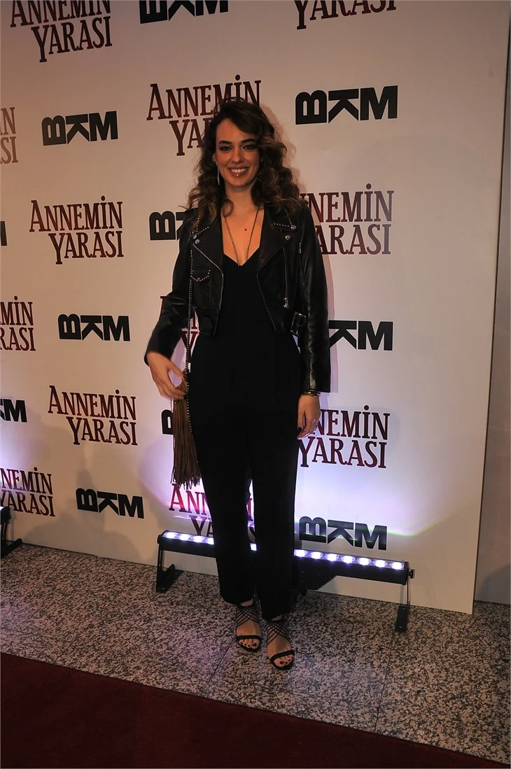 'Annemin Yarası' filminin galasına ünlü akını!