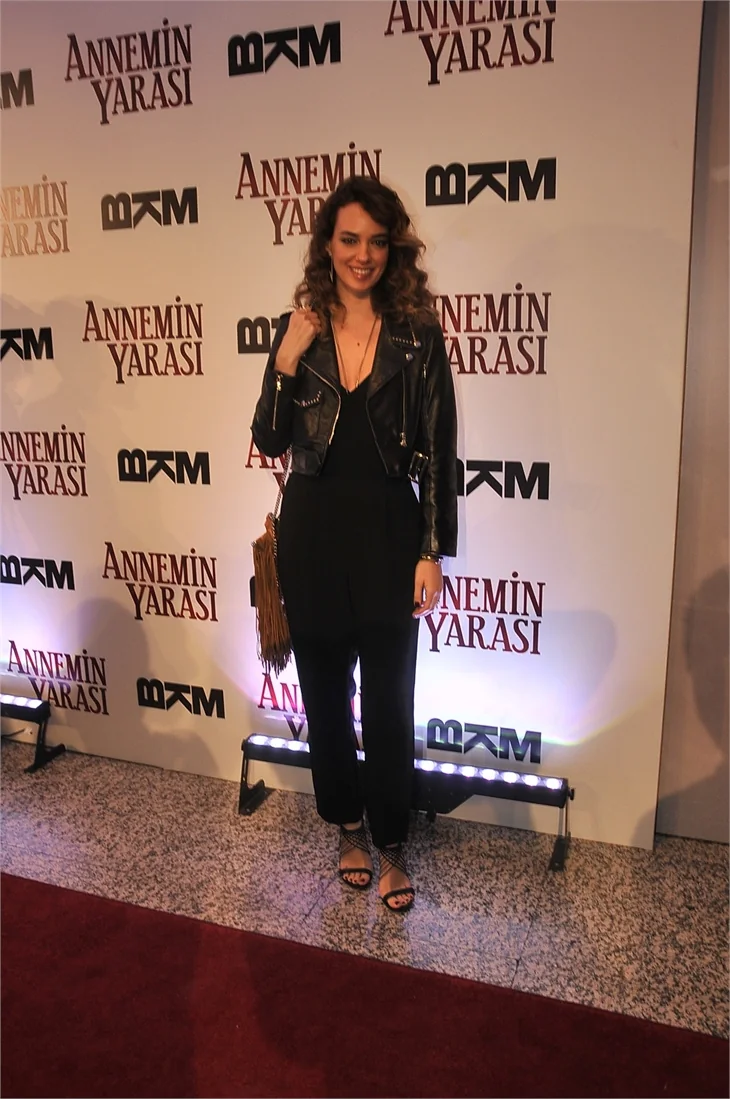 'Annemin Yarası' filminin galasına ünlü akını!