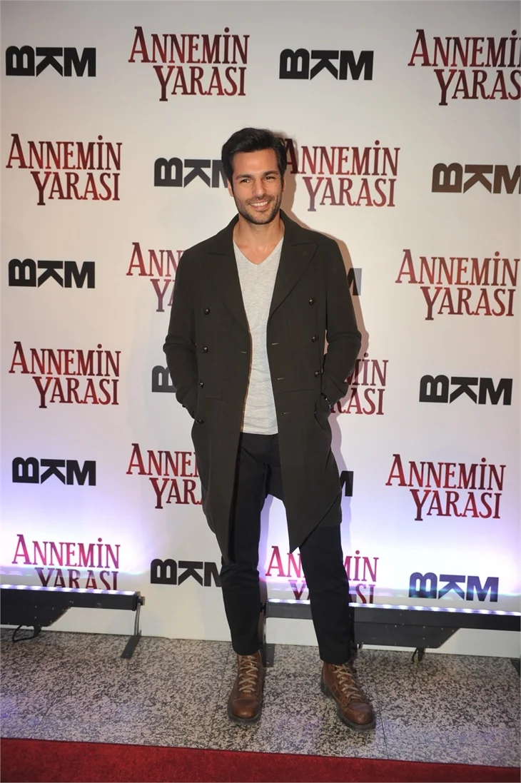 'Annemin Yarası' filminin galasına ünlü akını!