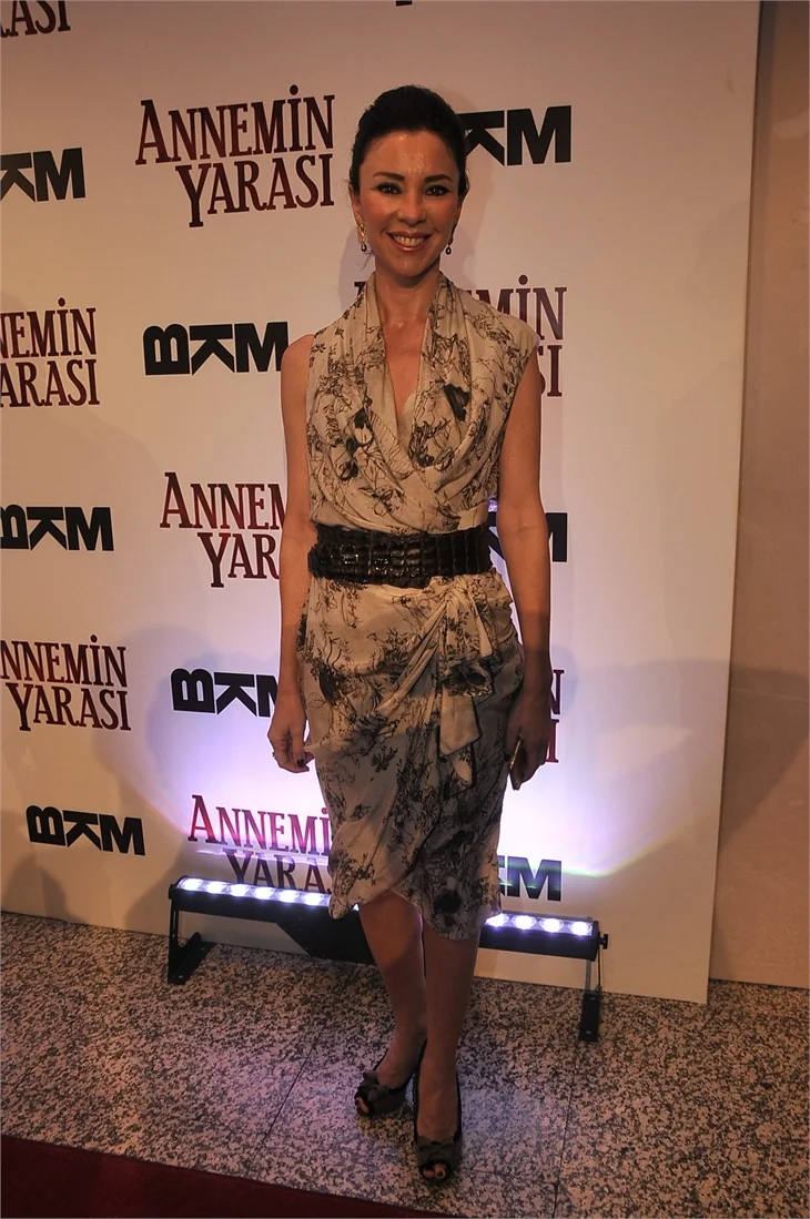 'Annemin Yarası' filminin galasına ünlü akını!