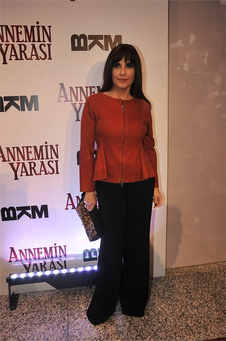 'Annemin Yarası' filminin galasına ünlü akını!
