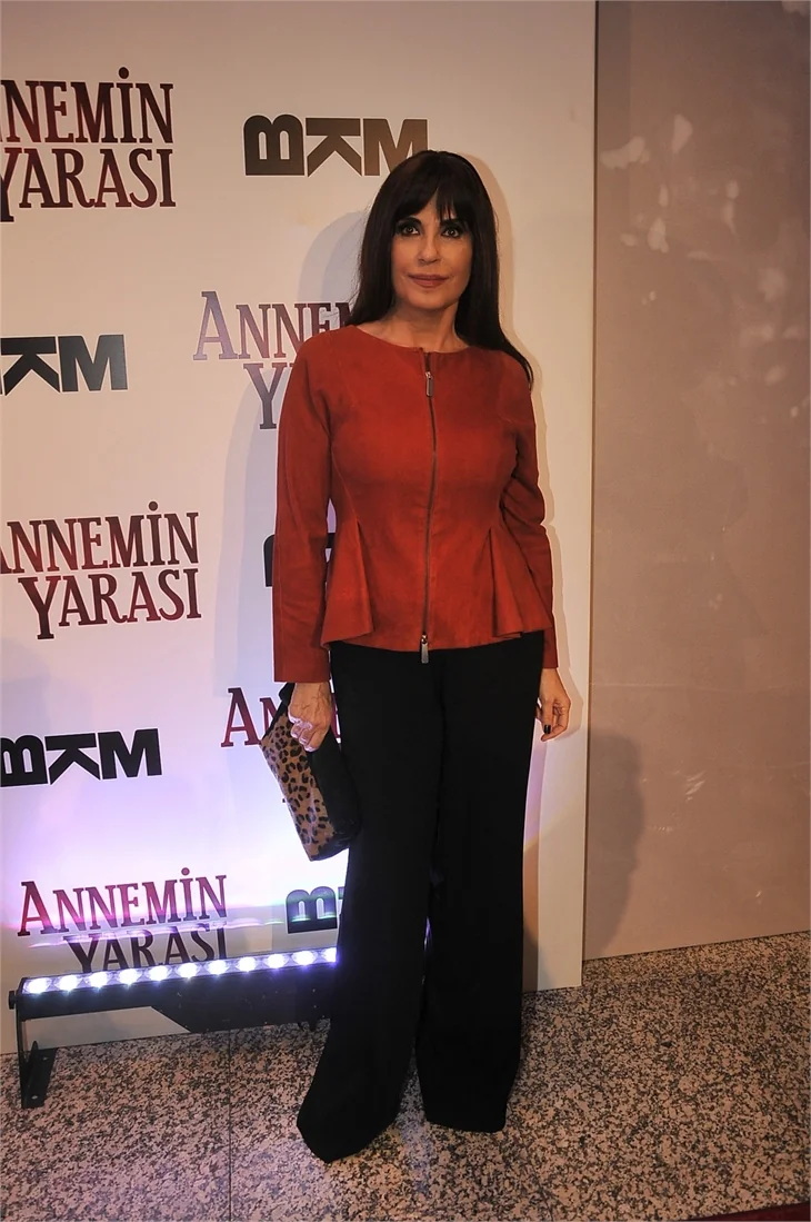 'Annemin Yarası' filminin galasına ünlü akını!