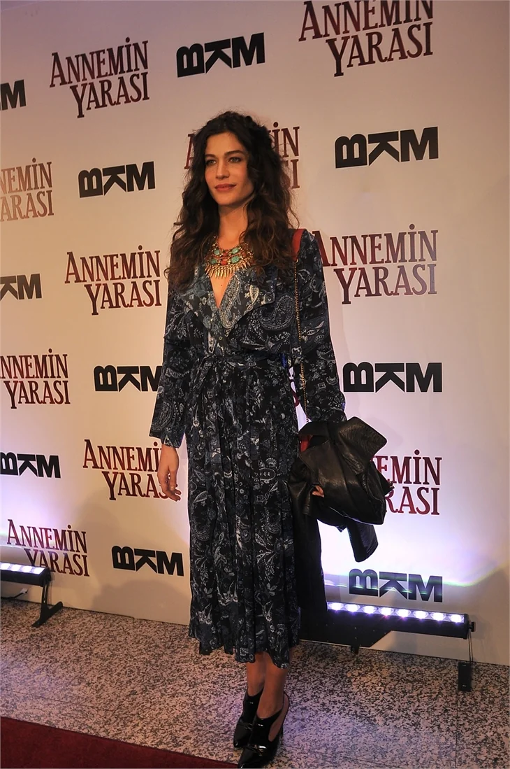 'Annemin Yarası' filminin galasına ünlü akını!