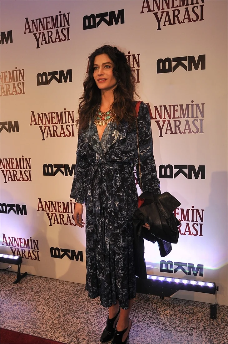 'Annemin Yarası' filminin galasına ünlü akını!