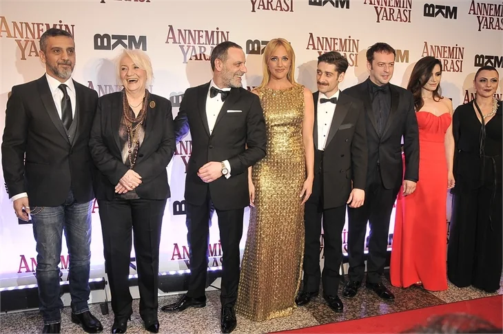 'Annemin Yarası' filminin galasına ünlü akını!