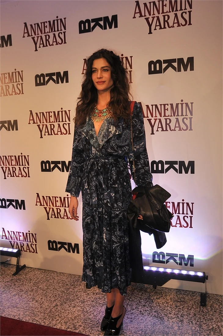 'Annemin Yarası' filminin galasına ünlü akını!