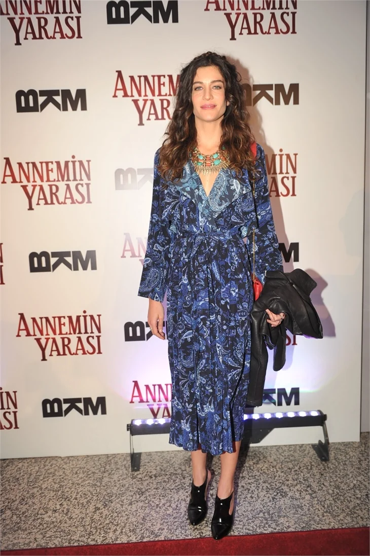 'Annemin Yarası' filminin galasına ünlü akını!