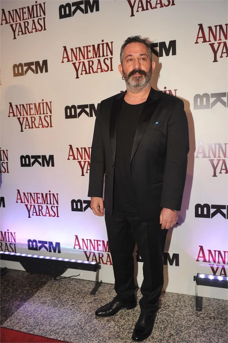 'Annemin Yarası' filminin galasına ünlü akını!