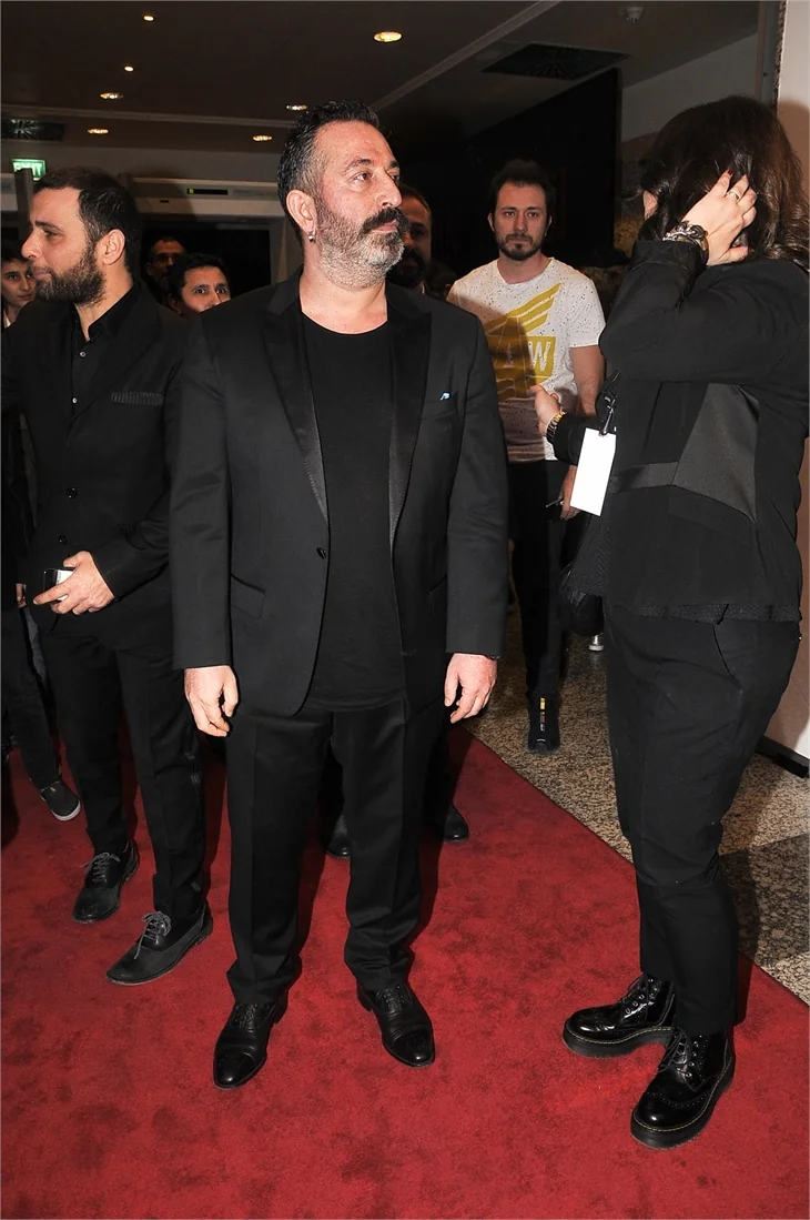 'Annemin Yarası' filminin galasına ünlü akını!