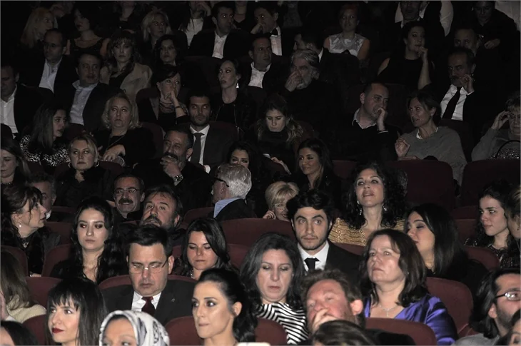 'Annemin Yarası' filminin galasına ünlü akını!