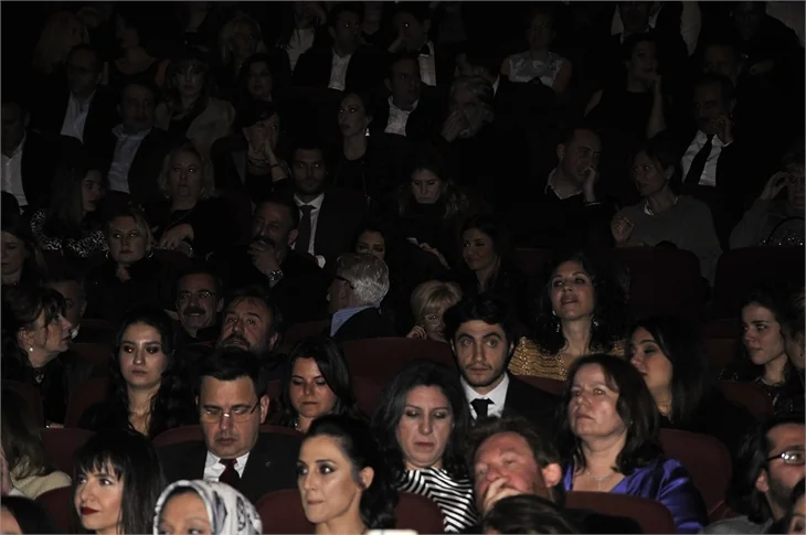 'Annemin Yarası' filminin galasına ünlü akını!