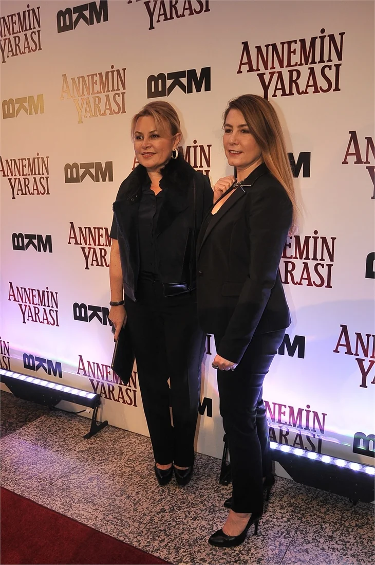 'Annemin Yarası' filminin galasına ünlü akını!