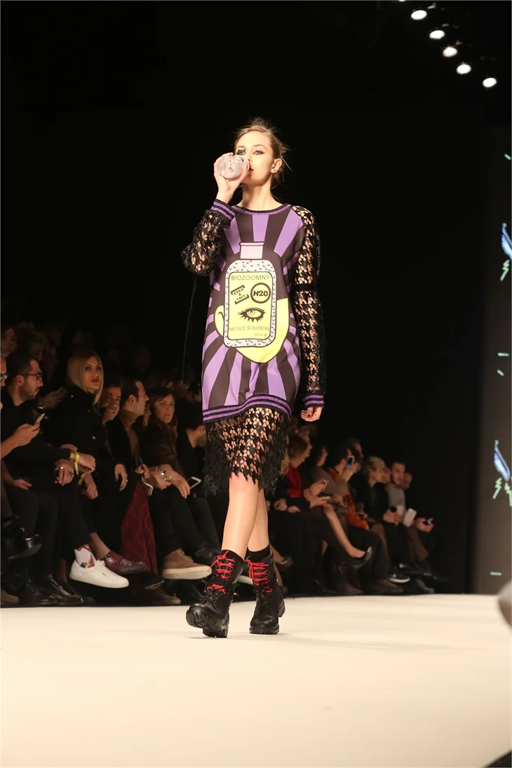 Fashion Week İstanbul'da ünlüleri buluşturan defile!