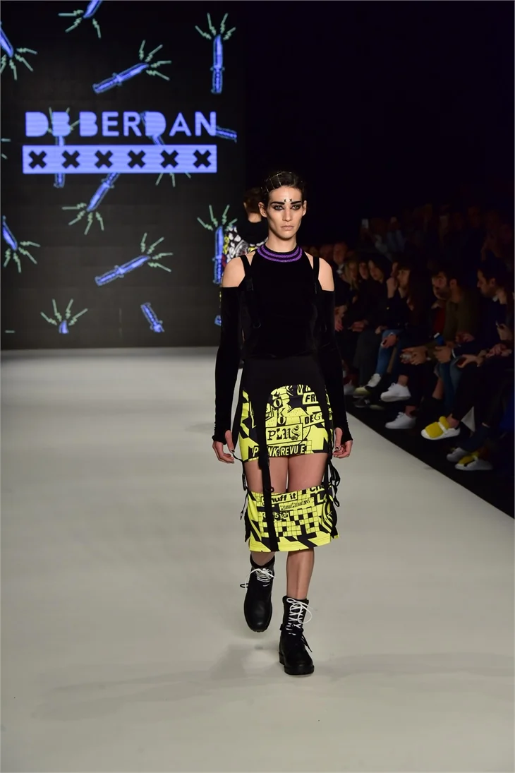 Fashion Week İstanbul'da ünlüleri buluşturan defile!