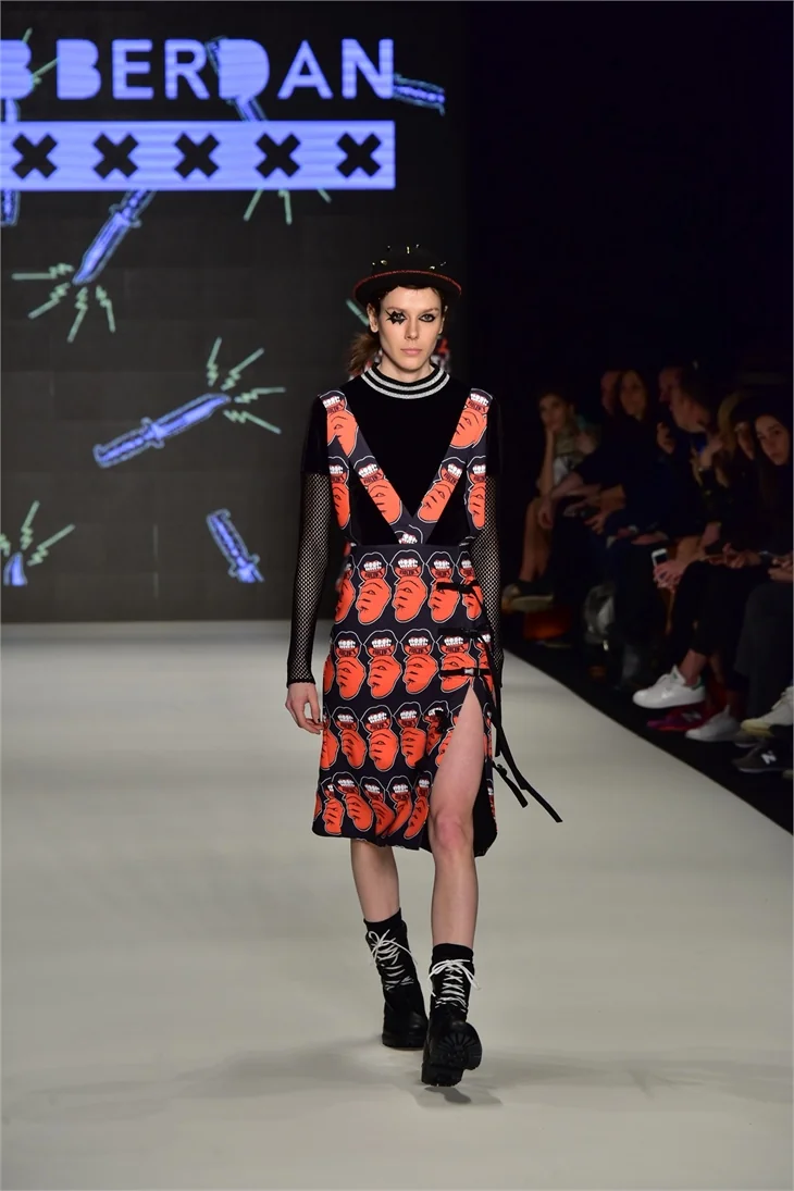 Fashion Week İstanbul'da ünlüleri buluşturan defile!