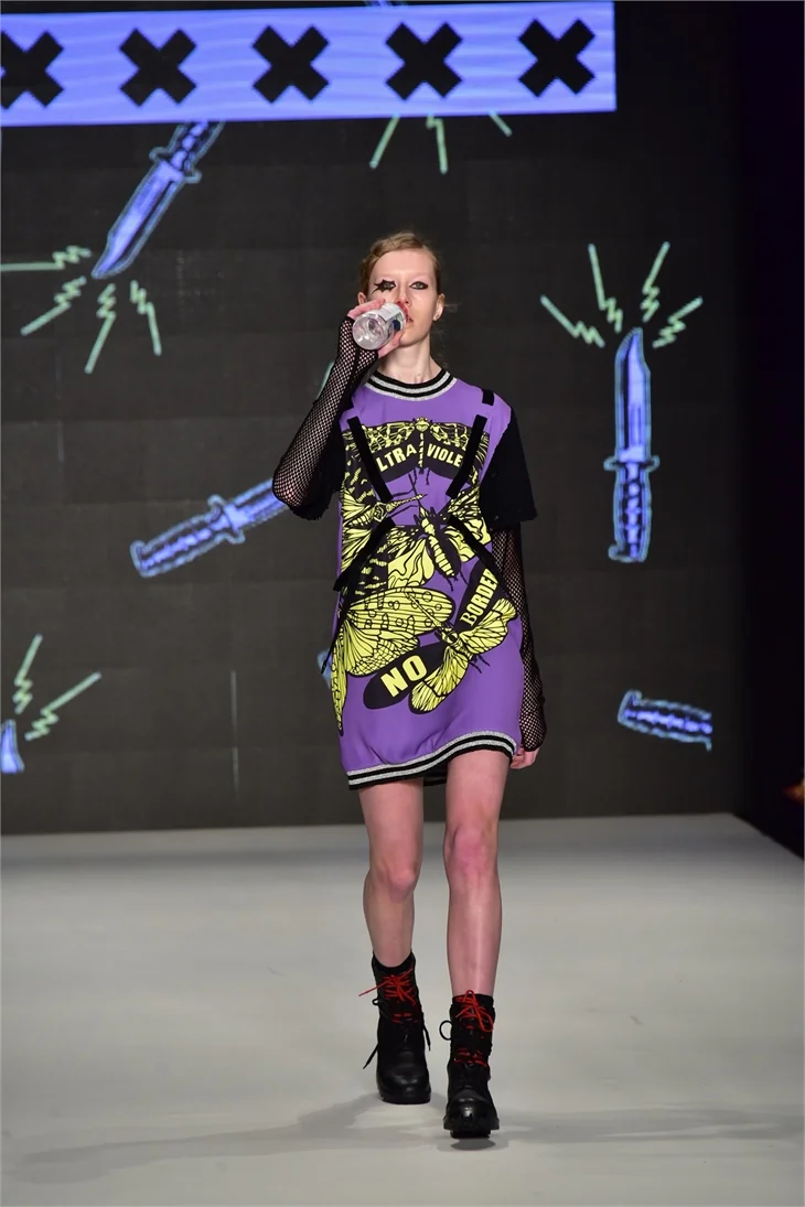 Fashion Week İstanbul'da ünlüleri buluşturan defile!