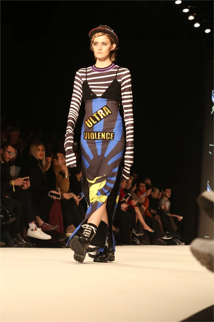 Fashion Week İstanbul'da ünlüleri buluşturan defile!