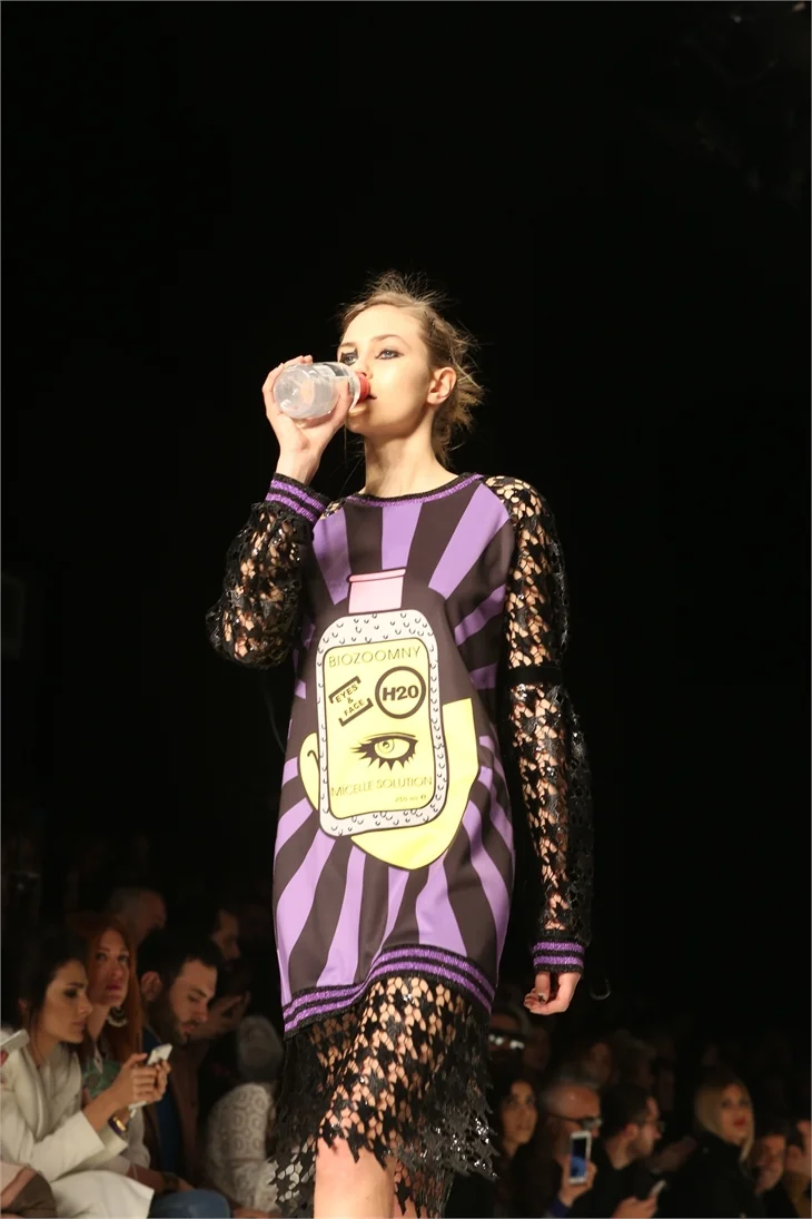 Fashion Week İstanbul'da ünlüleri buluşturan defile!