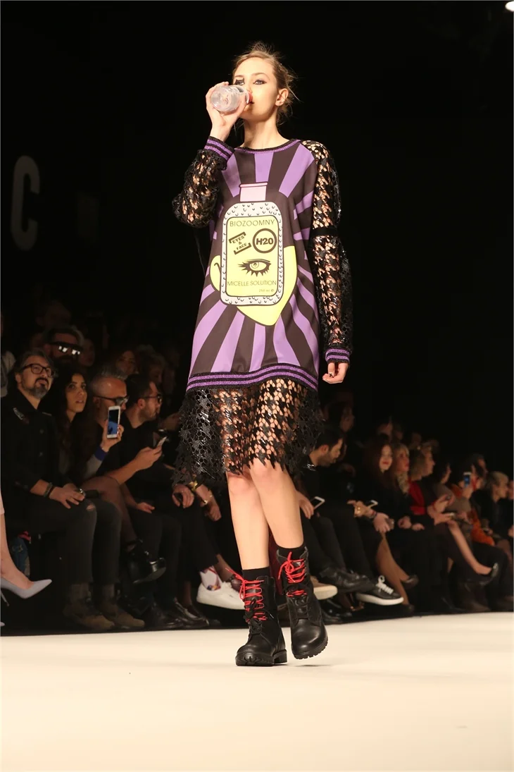 Fashion Week İstanbul'da ünlüleri buluşturan defile!
