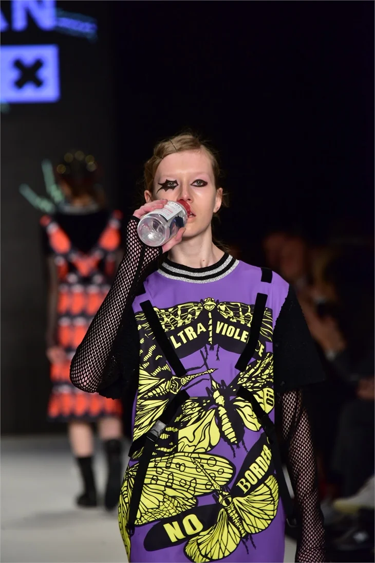 Fashion Week İstanbul'da ünlüleri buluşturan defile!