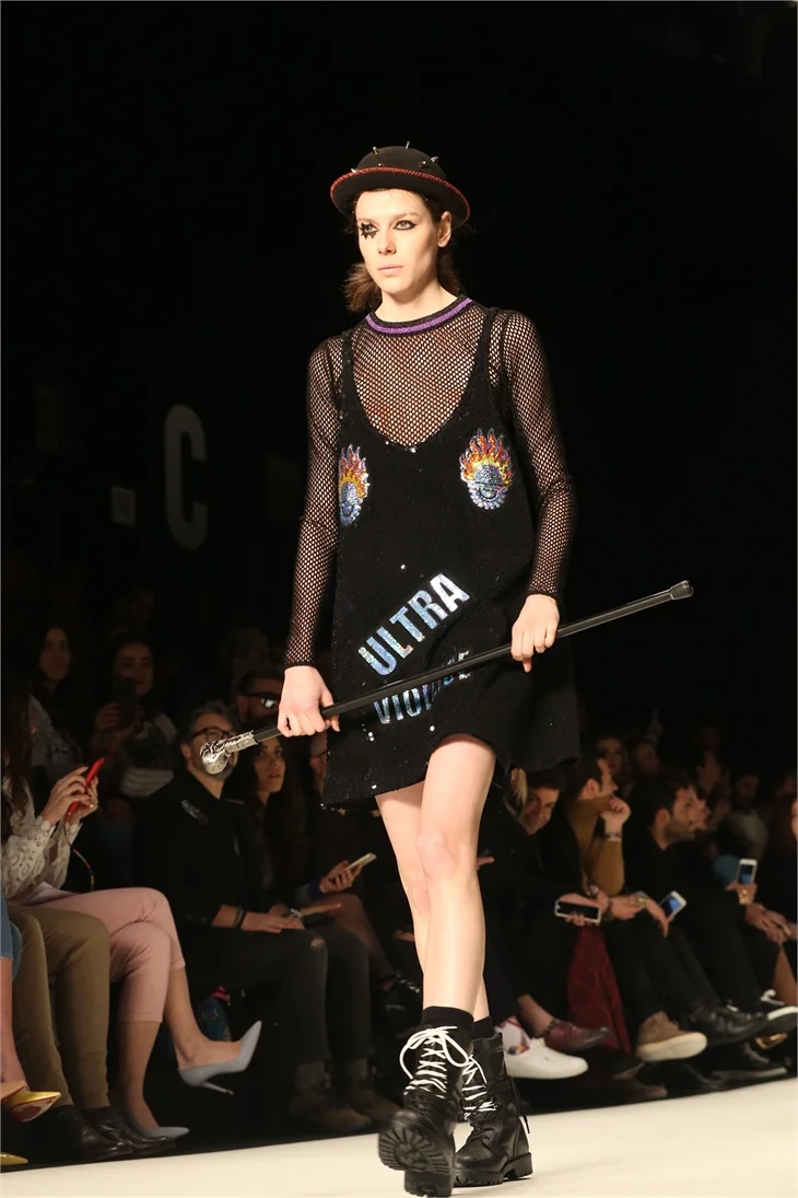 Fashion Week İstanbul'da ünlüleri buluşturan defile!