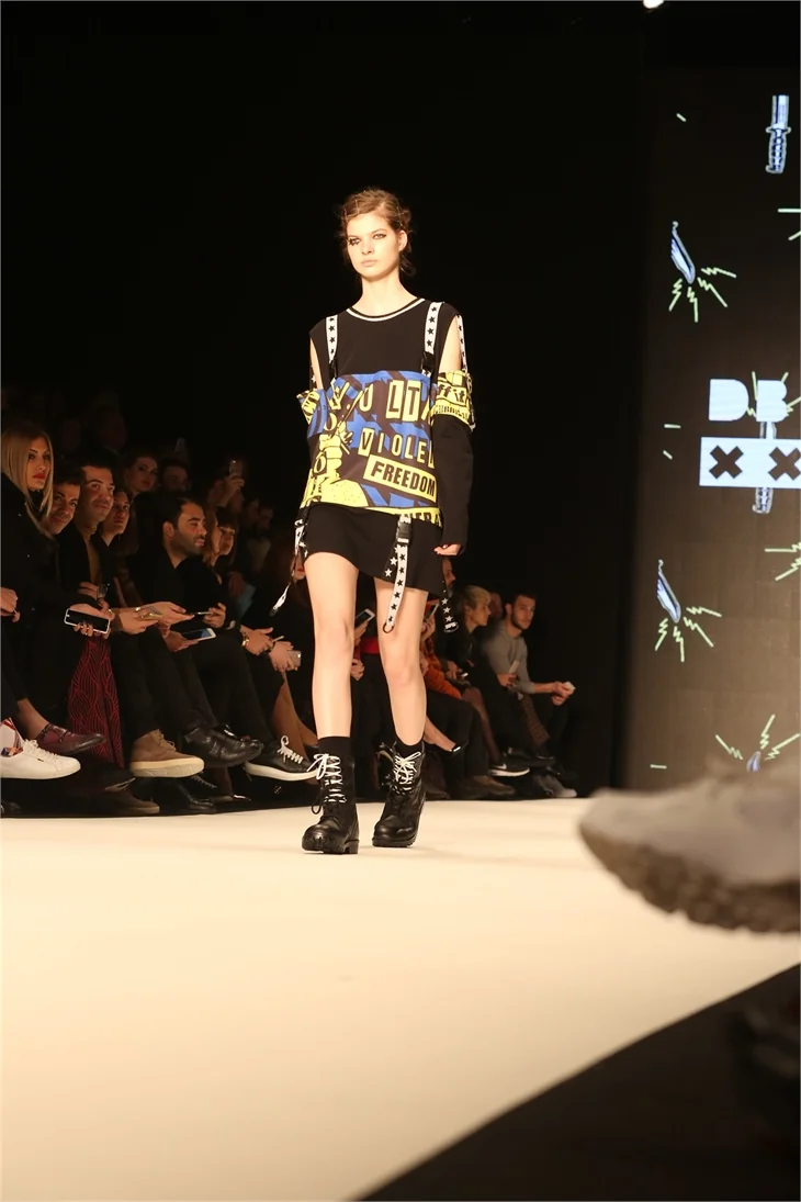 Fashion Week İstanbul'da ünlüleri buluşturan defile!