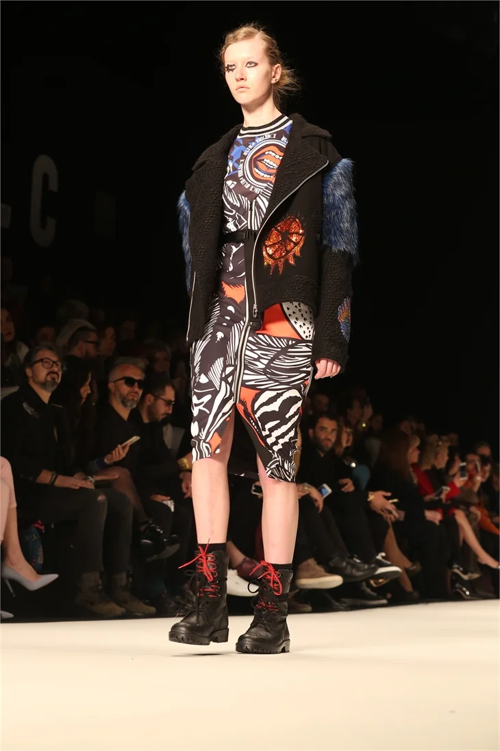 Fashion Week İstanbul'da ünlüleri buluşturan defile!