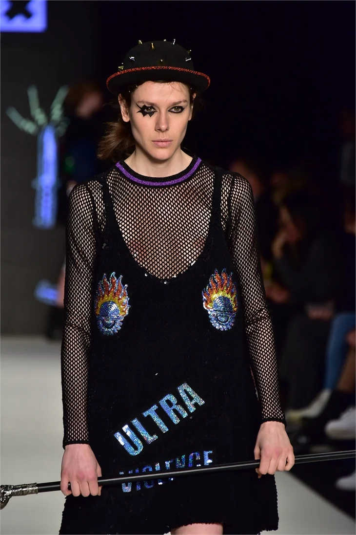 Fashion Week İstanbul'da ünlüleri buluşturan defile!