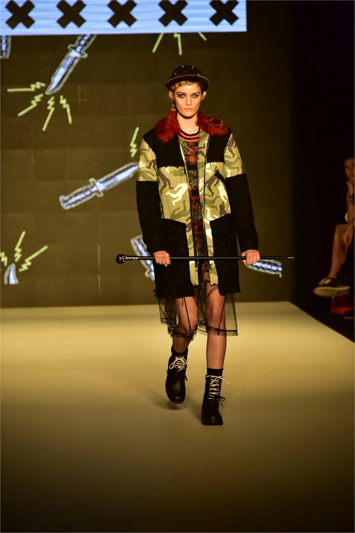 Fashion Week İstanbul'da ünlüleri buluşturan defile!